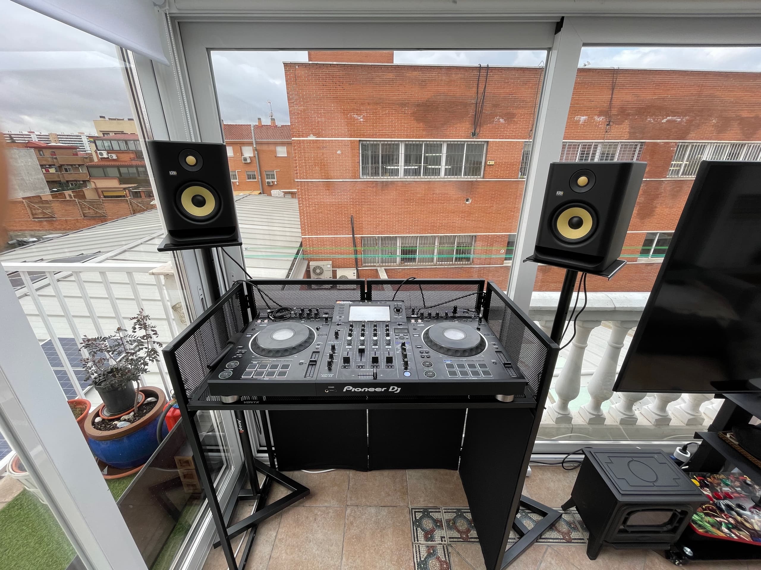 Gus Aguero DJ — Cabina y monitores