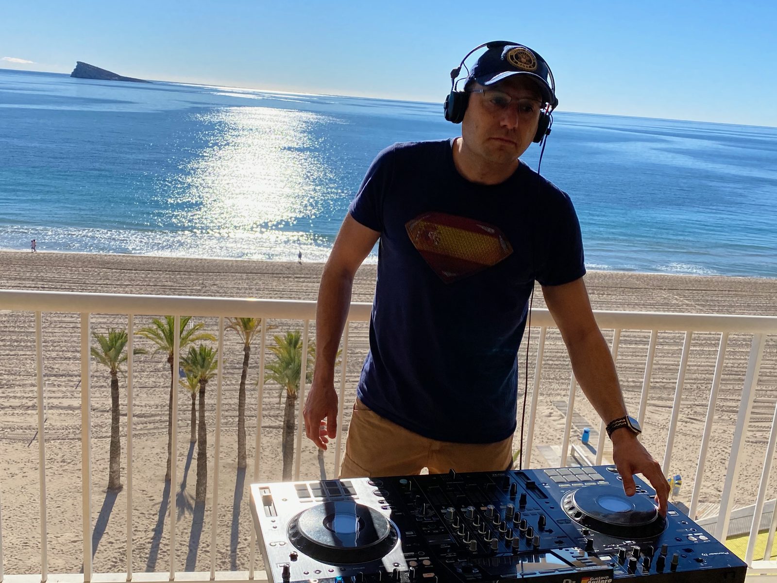 Gus Aguero DJ — Terraza frente a la playa · Benidorm
