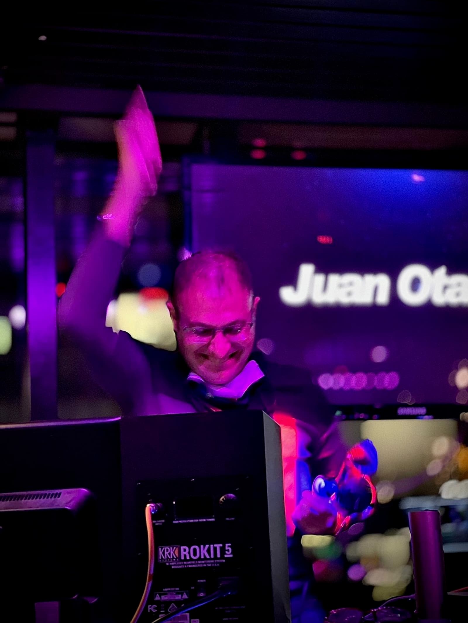 Persona alzando la mano en una sesión